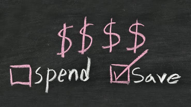 A wallet closed beside a simple budget note
